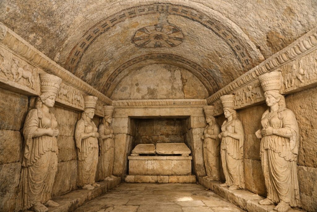 Die Grabkammer von Swestari mit Karyatiden an den Wänden und einer gewölbten Decke