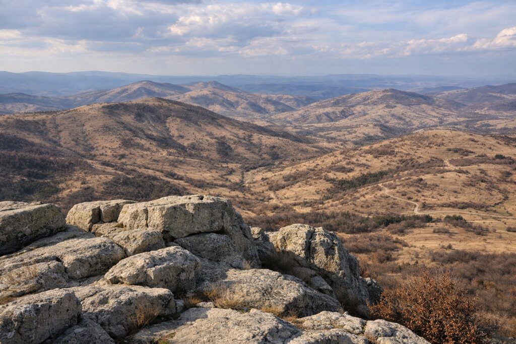 Der Blick vom Felsplateau von Perperikon über die kahlen Hügel der Ostrhodopen
