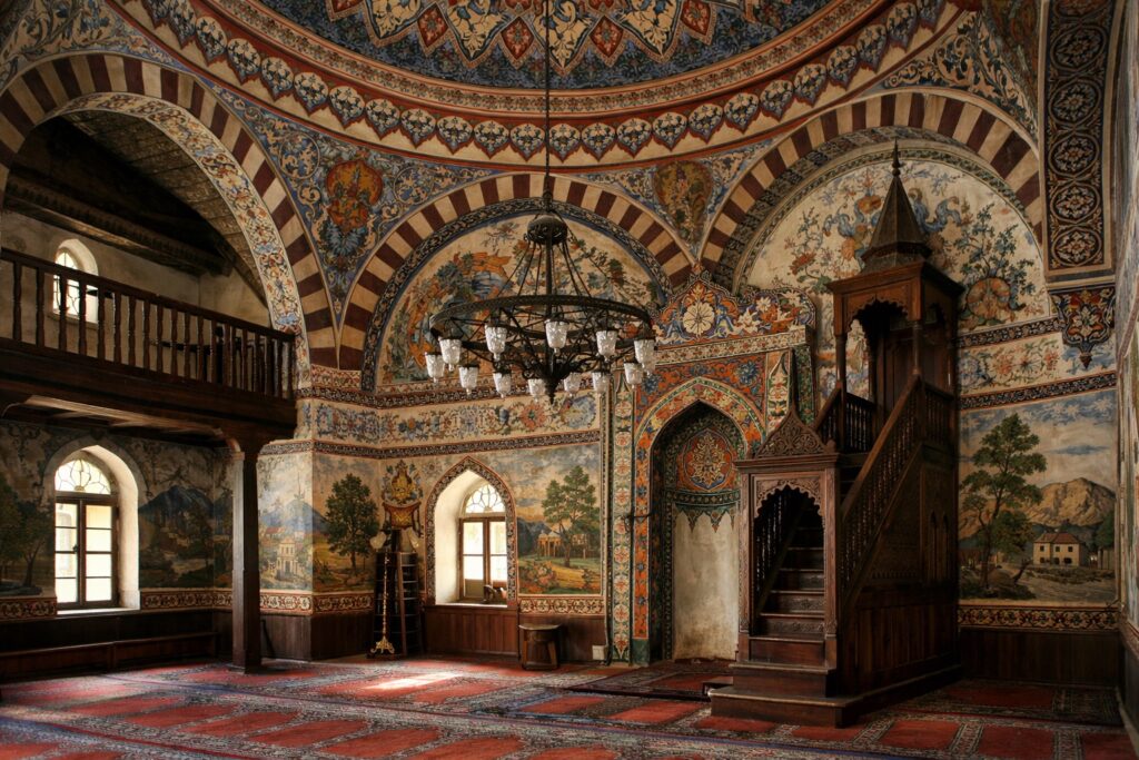 Das Innere der Bajrakli-Moschee in Samokow mit farbigen Wandmalereien